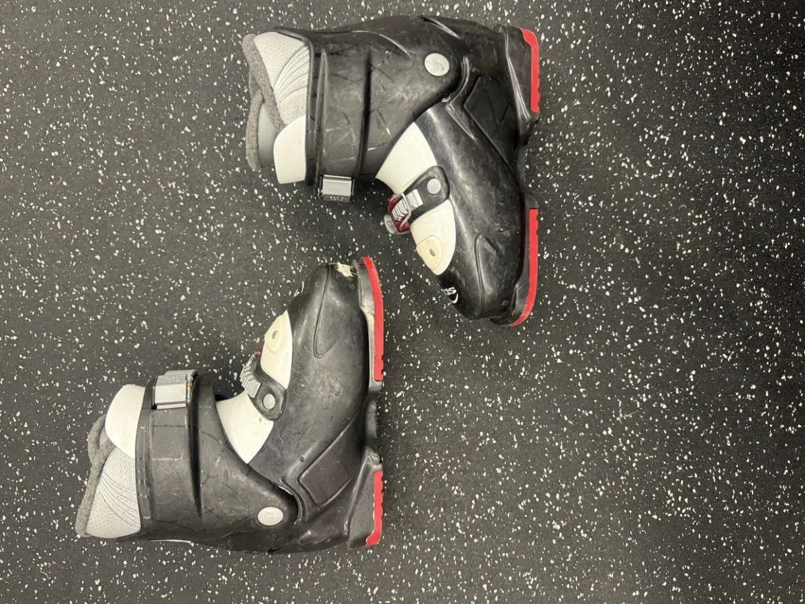 Used AXIS AX 2J Boys DH Ski Boot Black 225 MP - J04.5 - W5.5