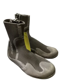 Used AXIS 5.0mm Water Shoes Youth Size 3