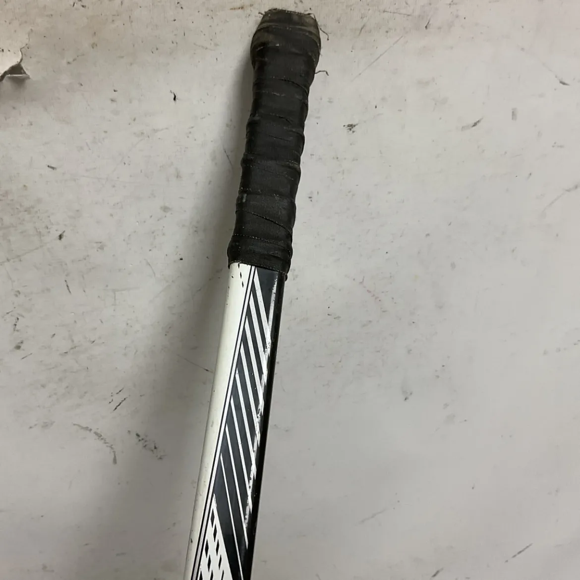Used Bauer VAPOR X600 Senior One Piece Right White/Black/Red 87 Flex