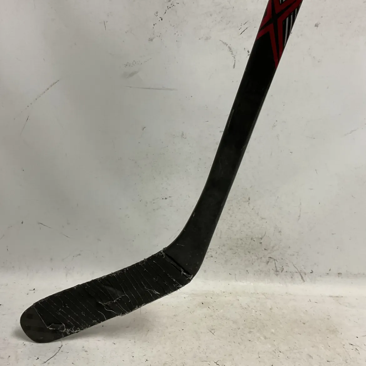 Used Bauer VAPOR X600 Senior One Piece Right White/Black/Red 87 Flex
