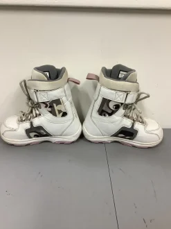 Used Burton FREESTYLE Girls Snowboard Boots White Junior 05