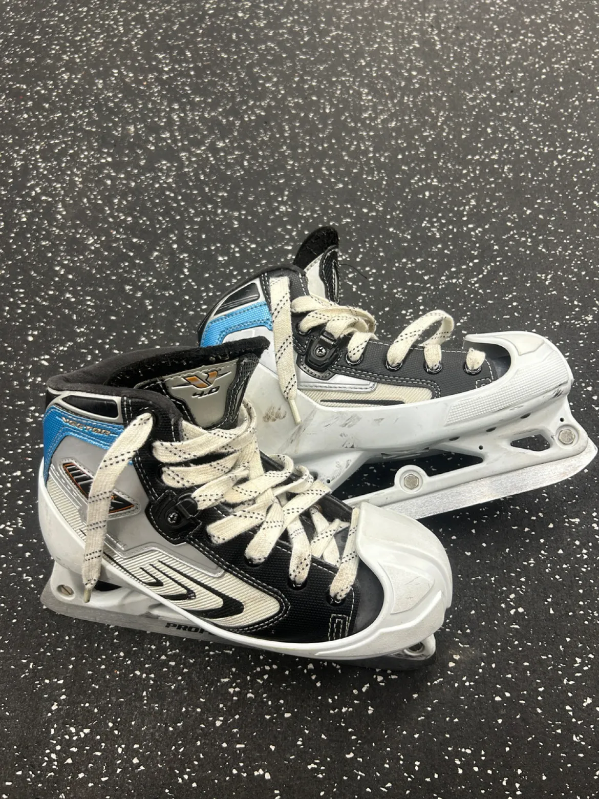 Used CCM VECTOR 4.0 Junior Goalie Skate Junior 02.5