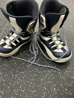 Used DRILL Boys Snowboard Boots White Junior 03