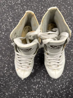 Used Hespeler Girls Figure Skate White Junior 05