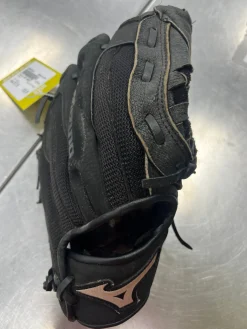Used Mizuno GPP 1050Y3 RH Throw Fastpitch Gloves Black 10 1/2