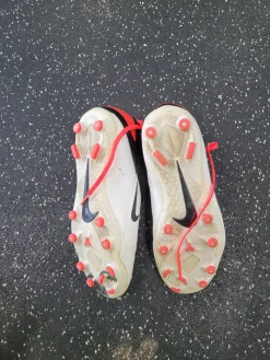 Used Nike Soccer Cleats White Junior 05
