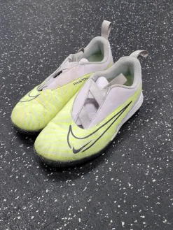 Used Nike Soccer Indoor Shoes Grey Junior 03
