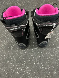 Used Northwave WIRED TF1 BOA Girls Snowboard Boots Black Junior 05.5