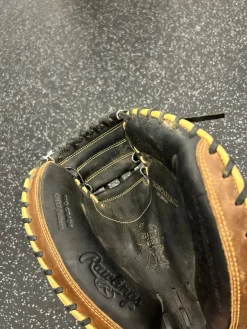 Used Rawlings HEART OF THE HIDE BB/SB Catchers RH Throw Black 33