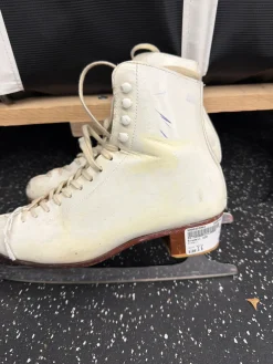 Used Riedell 320 WomensFigure Skate White Senior 6