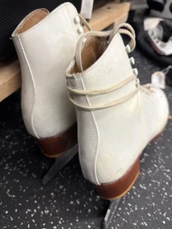 Used Riedell 320 WomensFigure Skate White Senior 6