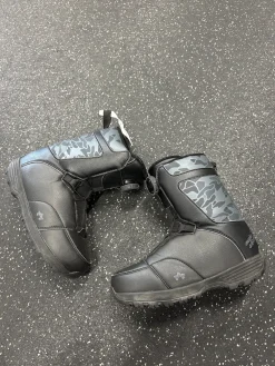 Used Rome MINI SHRED BOA Boys Snowboard Boots Black Junior 05