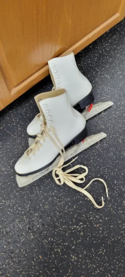 Used SIZE 8 WomensFigure Skate White Senior 8
