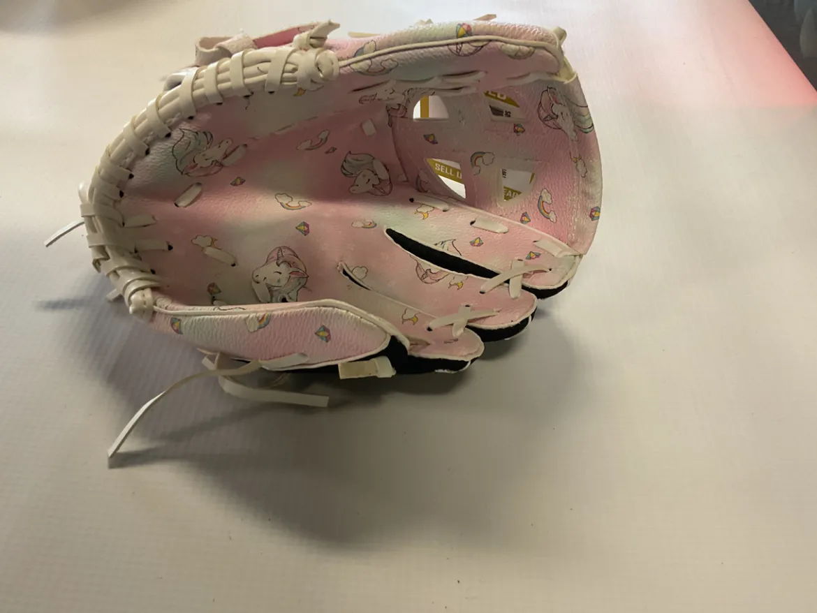 Used UNICORN GLOVE RH Throw Fastpitch Gloves Pink And White 9"