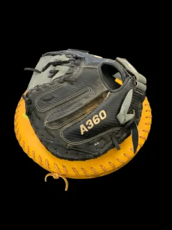 Used Wilson A360 BB/SB Catchers RH Throw Black 31 1/2"