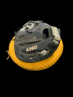 Used Wilson A360 BB/SB Catchers RH Throw Black 31 1/2"